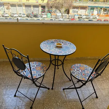 Alexander's Close To Metro A *